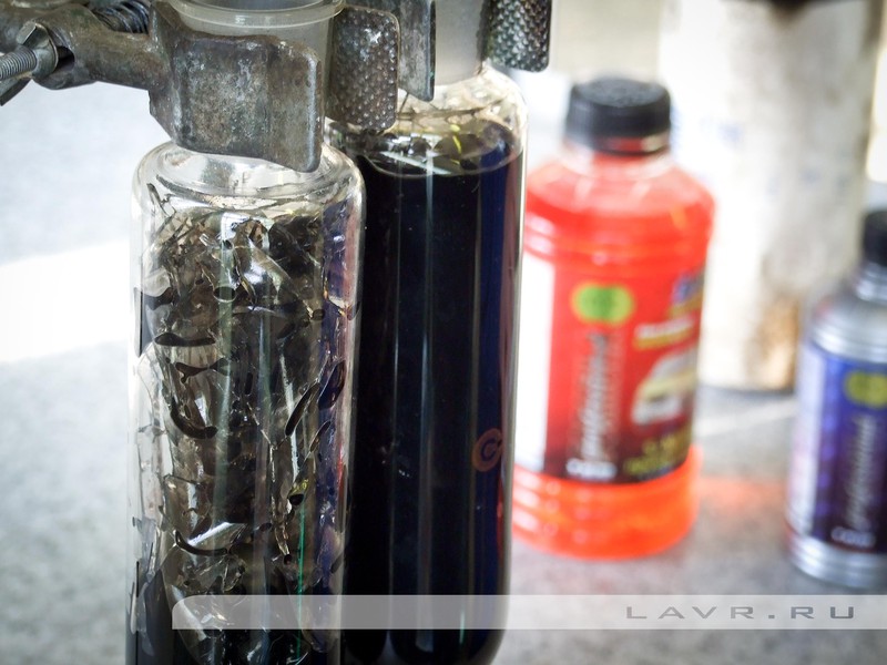  Быстро становится ясно, что масло с добавлением препарата LAVR стекает с кусочков стекла быстрее. Это происходит благодаря пленке на поверхности, которая не дает прилипать грязи и отработавшему маслу к деталям. Защитная пленочка остается на поверхности деталей на протяжении всего процесса промывки.