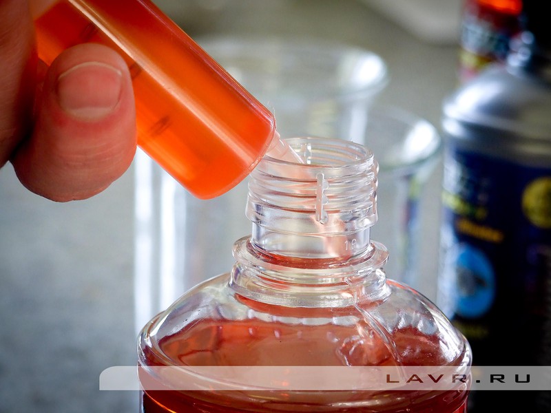  Для начала отмеряем необходимое количество препарата с помощью шприца и переносим его в мерный стакан.