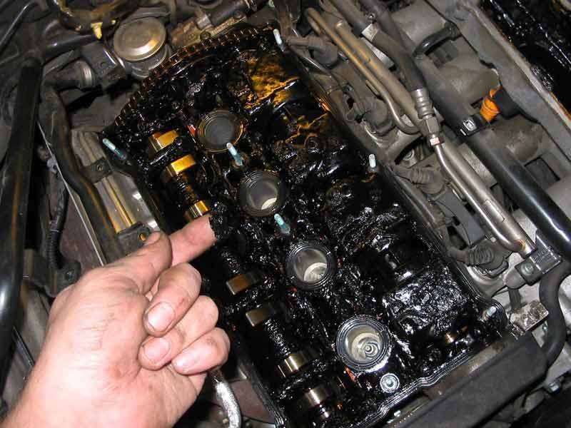 Так выглядит двигатель, в обслуживании которого не использовались промывки масляной системы (фото с форума автомобилистов 2112.ru)